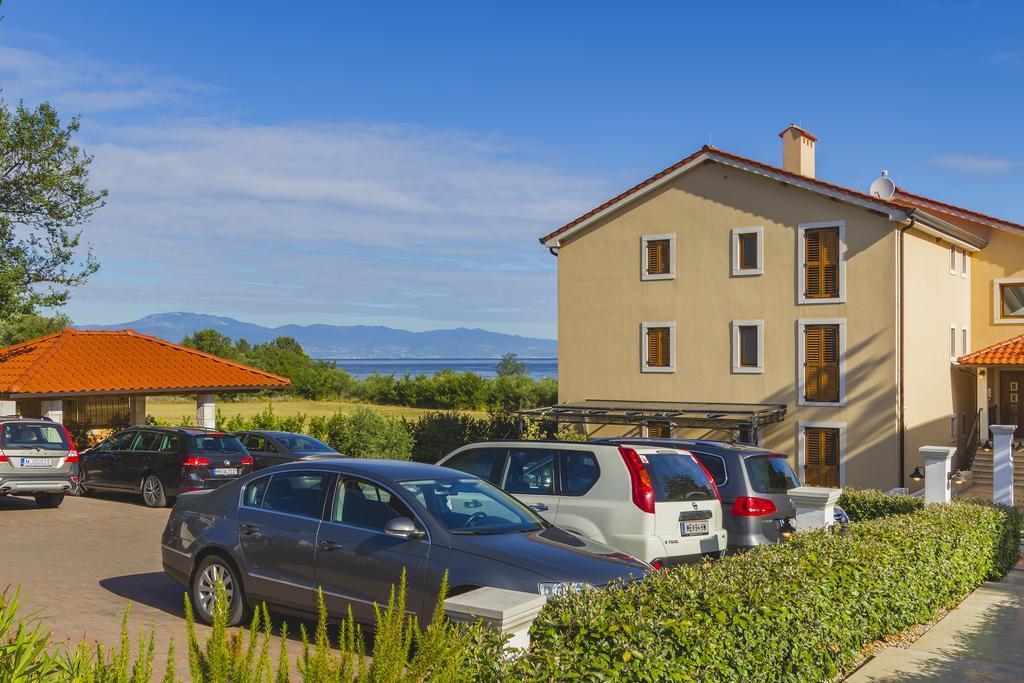 Luxury Apartments Villa Matea Malinska Bagian luar foto
